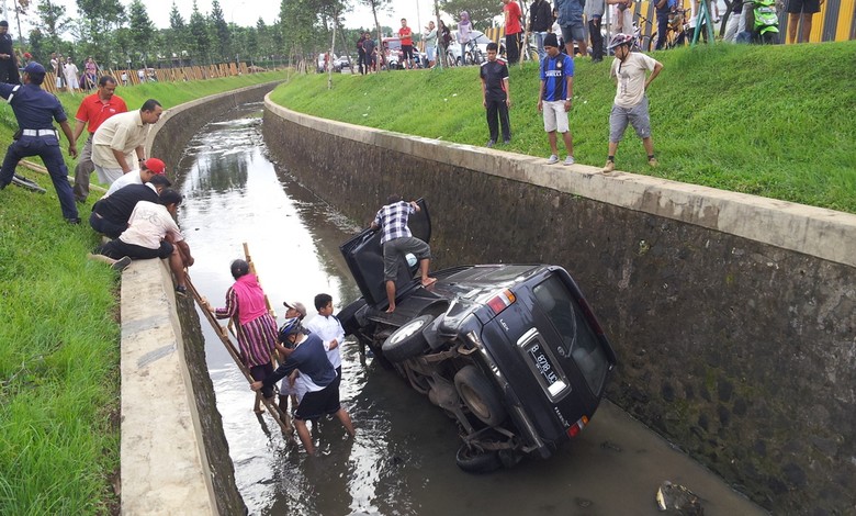 Hendak Putar Balik, Kijang LGX Malah Nyemplung di Sungai di Bintaro Hendak Putar Balik, Kijang LGX Malah Nyemplung di Sungai di Bintaro