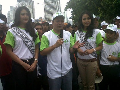 Putri Lingkungan Hidup 2013 Ramai-ramai Ajak Tanam Pohon Putri Lingkungan Hidup 2013 Ramai-ramai Ajak Tanam Pohon