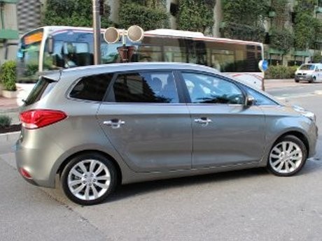 Harga KIA Carens antara Rio dan Sportage Harga KIA Carens antara Rio dan Sportage
