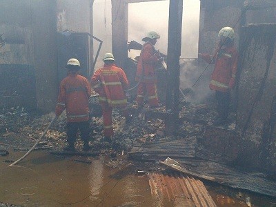 Kebakaran Hanguskan 4 Rumah di Pekanbaru Kebakaran Hanguskan 4 Rumah di Pekanbaru