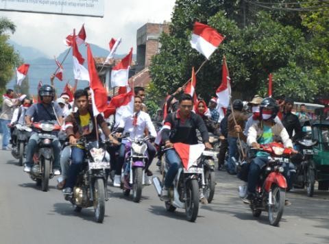 Tolak Lambang GAM, Warga Aceh Barat Bagikan 1.000 Bendera Merah Putih Tolak Lambang GAM, Warga Aceh Barat Bagikan 1.000 Bendera Merah Putih