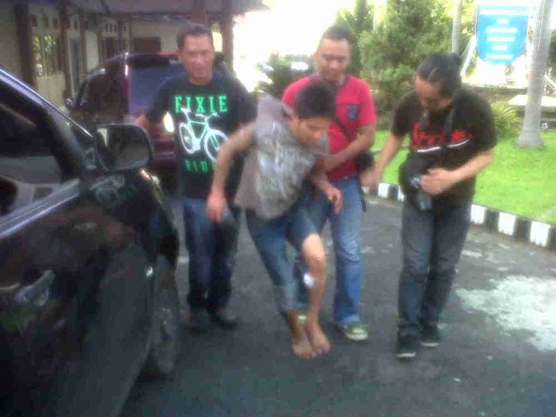 Polisi Tembak Tersangka Pencurian Barang Elektronik di Manado Polisi Tembak Tersangka Pencurian Barang Elektronik di Manado