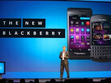 Thorsten Heins memamerkan Z10 dan Q10 (Business Insider) Thorsten Heins memamerkan Z10 dan Q10 (Business Insider)