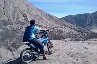 Mendaki setengah jalan ke puncak Bromo Mendaki setengah jalan ke puncak Bromo