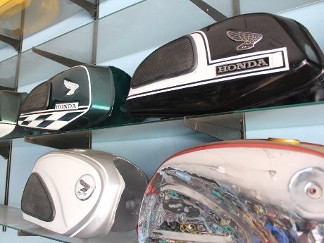 Aksesoris-aksesoris Khas Motor Honda Jadul Aksesoris-aksesoris Khas Motor Honda Jadul