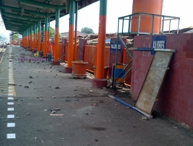 Penertiban PKL di Stasiun Kalideres Ricuh Penertiban PKL di Stasiun Kalideres Ricuh