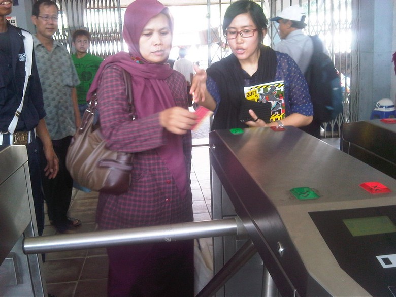 Uji Coba Sistem Tiket & Gerbang Elektronik Diminati Penumpang KRL Uji Coba Sistem Tiket & Gerbang Elektronik Diminati Penumpang KRL
