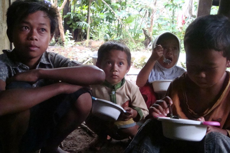 Kisah Tasripin, Bocah 12 Tahun yang Harus Menghidupi Ketiga Adiknya Kisah Tasripin, Bocah 12 Tahun yang Harus Menghidupi Ketiga Adiknya
