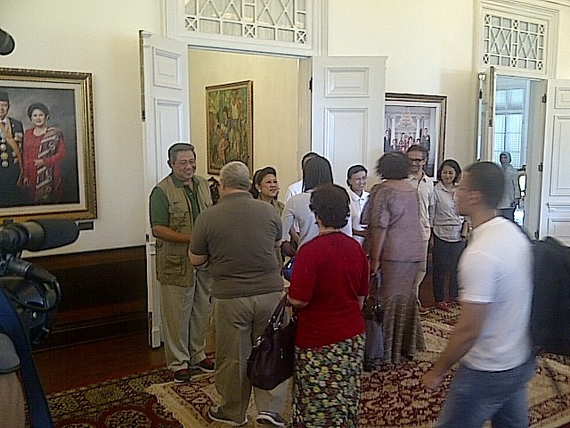 SBY Sambut Dubes Beserta Keluarganya di Istana Cipanas SBY Sambut Dubes Beserta Keluarganya di Istana Cipanas