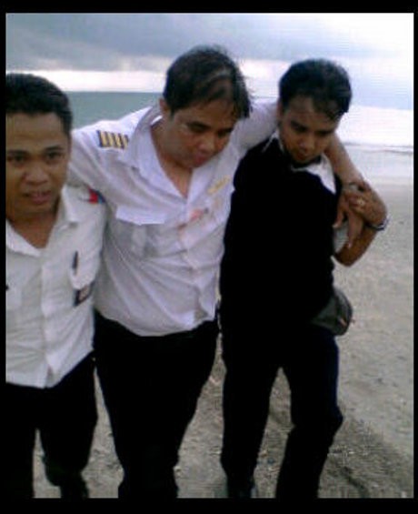 Penampakan Pilot Lion Air M Ghazali yang Dipapah Saat Evakuasi Penampakan Pilot Lion Air M Ghazali yang Dipapah Saat Evakuasi