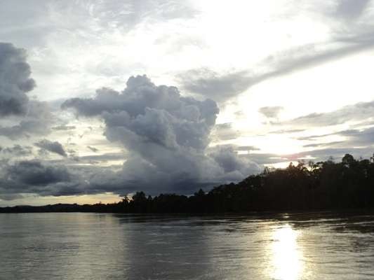 Kapal Tenggelam di Sungai Mahakam, 1 Orang Tewas dan Puluhan Hilang Kapal Tenggelam di Sungai Mahakam, 1 Orang Tewas dan Puluhan Hilang