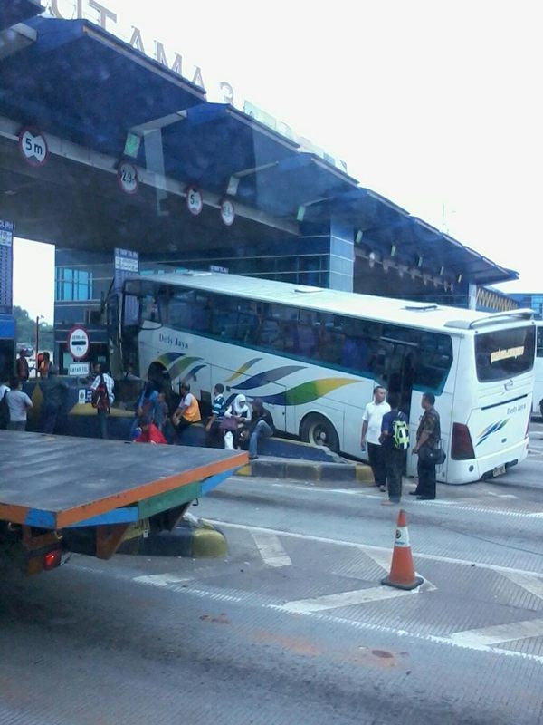 Bus Dedy Jaya Tabrak Loket Tol di Cikarang Utama Bus Dedy Jaya Tabrak Loket Tol di Cikarang Utama