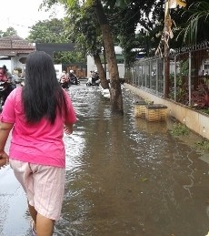 Hujan Deras Semalam Bikin Kampung Makasar Jaktim Kebanjiran Hujan Deras Semalam Bikin Kampung Makasar Jaktim Kebanjiran