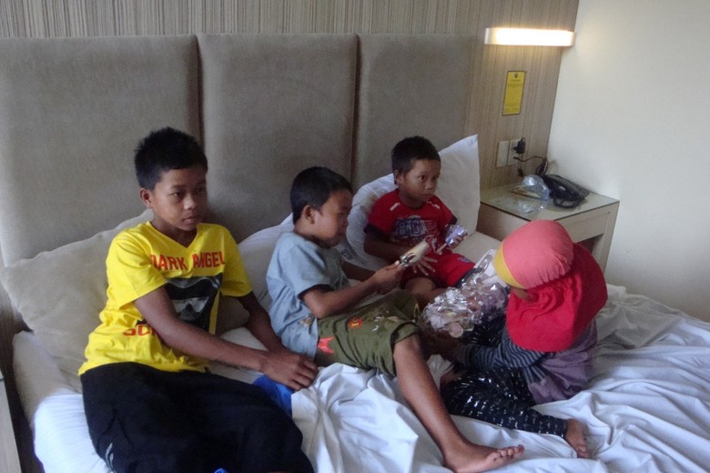 Ini Penampakan Keceriaan Tasripin dan 3 Adiknya di Hotel Ini Penampakan Keceriaan Tasripin dan 3 Adiknya di Hotel