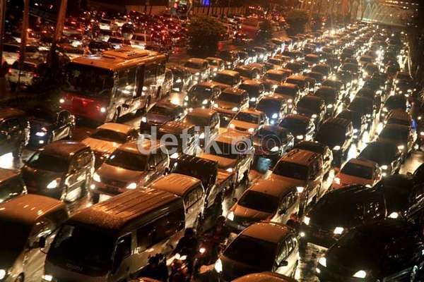 Terjebak Macet, Sulistyawati Gendong Bayi Lewati Banjir di Ciledug Terjebak Macet, Sulistyawati Gendong Bayi Lewati Banjir di Ciledug