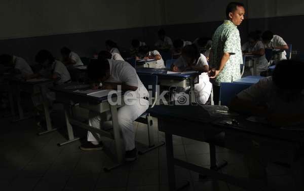Panitia Sibuk Fotokopi Soal, UN di Samarinda Molor Hingga 1,5 Jam Panitia Sibuk Fotokopi Soal, UN di Samarinda Molor Hingga 1,5 Jam