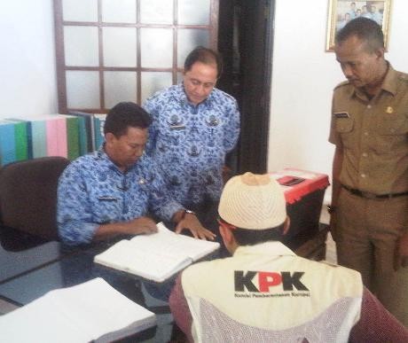 KPK Geledah Apartemen & Rumah Terkait Kasus Kuburan DPRD Bogor KPK Geledah Apartemen & Rumah Terkait Kasus Kuburan DPRD Bogor