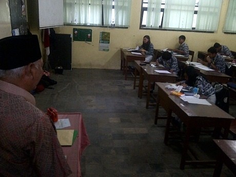 Distribusi Soal UN Sempat Kisruh, Gubernur Kaltim Cek Sekolah-sekolah Distribusi Soal UN Sempat Kisruh, Gubernur Kaltim Cek Sekolah-sekolah