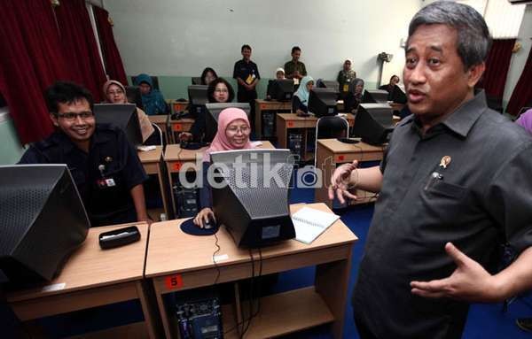 Ketika Mendikbud Menjawab Pentingnya UN ke Siswi SMU Palangkaraya Ketika Mendikbud Menjawab Pentingnya UN ke Siswi SMU Palangkaraya