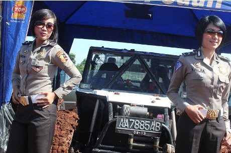2 Polwan Cantik Ini Cicipi Trek Offroad 2 Polwan Cantik Ini Cicipi Trek Offroad