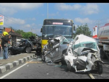 Rem Blong, Bus Tabrak 3 Mobil Hingga Ringsek di Boyolali Rem Blong, Bus Tabrak 3 Mobil Hingga Ringsek di Boyolali