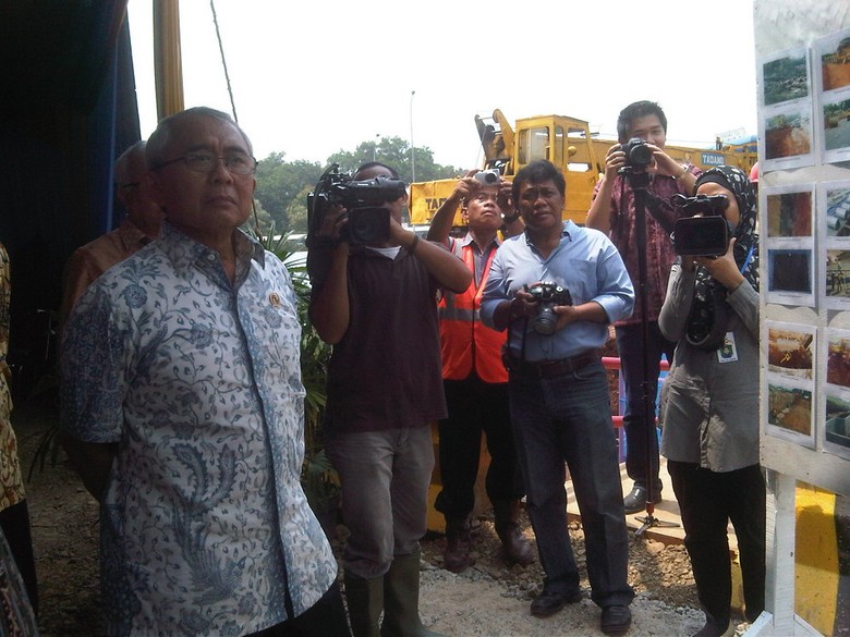 Djoko Kirmanto Tinjau Proyek Underpass Cibubur Djoko Kirmanto Tinjau Proyek Underpass Cibubur