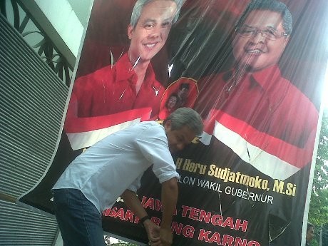 Cagub dan Cawagub Jateng Copoti Sendiri Spanduknya di Pepohonan Cagub dan Cawagub Jateng Copoti Sendiri Spanduknya di Pepohonan