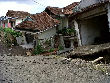 1 Kampung di Majalengka Rusak Parah karena Fenomena Tanah Bergerak 1 Kampung di Majalengka Rusak Parah karena Fenomena Tanah Bergerak