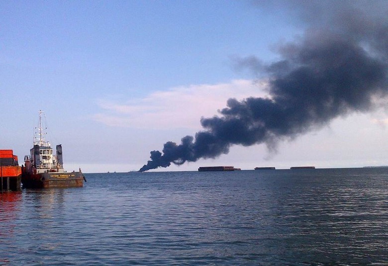 Kapal Tongkang Meledak di Perairan Laut di Kaltim, 5 Orang Hilang Kapal Tongkang Meledak di Perairan Laut di Kaltim, 5 Orang Hilang