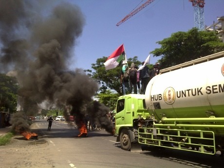 Mahasiswa Makassar Demo Soal BBM, Bakar Ban Hingga Sandera Truk Tangki Mahasiswa Makassar Demo Soal BBM, Bakar Ban Hingga Sandera Truk Tangki