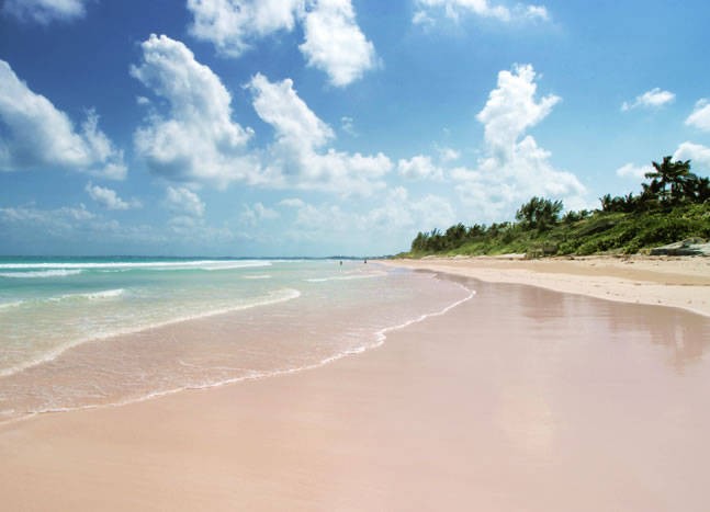 The Pink Sands Beach di Harbour Island, Kepulauan Karibia (gocaribbean.com) The Pink Sands Beach di Harbour Island, Kepulauan Karibia (gocaribbean.com)
