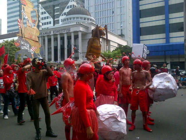 \Pasukan Semut Merah\ Gabung dengan Rombongan Buruh di Depan Istana \Pasukan Semut Merah\ Gabung dengan Rombongan Buruh di Depan Istana