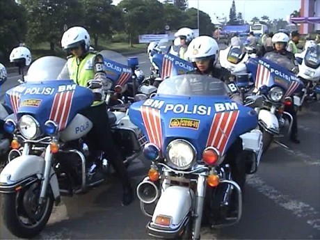 Polwan Bermoge Kawal Aksi May Day di Bekasi Polwan Bermoge Kawal Aksi May Day di Bekasi