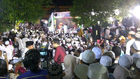 Ribuan Orang Hadiri Peringatan Tujuh Hari Meninggalnya Uje Ribuan Orang Hadiri Peringatan Tujuh Hari Meninggalnya Uje