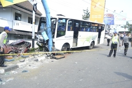 Tabrakan Karambol di Semarang, Supir Bus Menyerahkan Diri Tabrakan Karambol di Semarang, Supir Bus Menyerahkan Diri