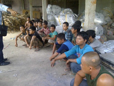 Polisi Kejar 2 Pelaku Penyekapan & Penyiksaan Buruh Pabrik Kuali Tangerang Polisi Kejar 2 Pelaku Penyekapan & Penyiksaan Buruh Pabrik Kuali Tangerang