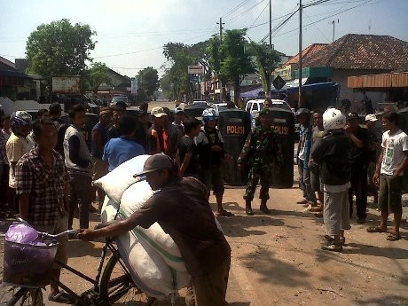 Bentrok dengan Warga, Ratusan Suporter PSIS Dievakuasi dari Kantor Polisi Bentrok dengan Warga, Ratusan Suporter PSIS Dievakuasi dari Kantor Polisi