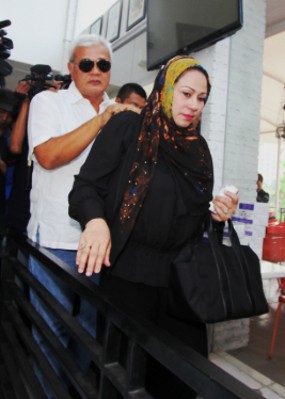 Batu Sandungan di Pernikahan Perak Camelia Malik & Harry Capri Batu Sandungan di Pernikahan Perak Camelia Malik & Harry Capri