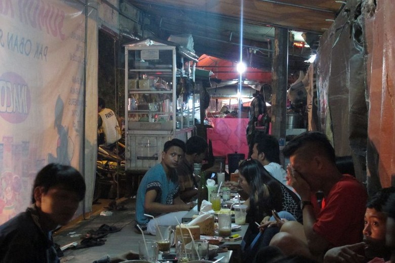 Nongkrong malam di Jl Kartini, Cirebon (Uyung/detikTravel) Nongkrong malam di Jl Kartini, Cirebon (Uyung/detikTravel)