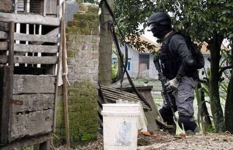 4 Terduga Teroris di Kebumen Ditangkap Hidup, 3 Tewas 4 Terduga Teroris di Kebumen Ditangkap Hidup, 3 Tewas
