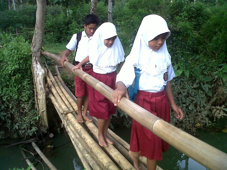 Ironis, Daerah Penghasil Emas & Listrik Ini Miskin dan Gelap Gulita Ironis, Daerah Penghasil Emas & Listrik Ini Miskin dan Gelap Gulita