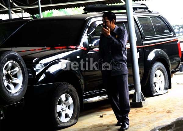 KPK Duga 6 Mobil Sengaja Dipindahkan dari Rumah LHI ke Markas PKS KPK Duga 6 Mobil Sengaja Dipindahkan dari Rumah LHI ke Markas PKS