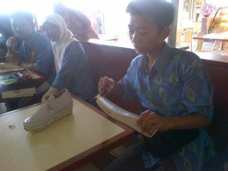 Tangis Siswa SMP Penemu Sepatu Anti Pelecehan Seksual di Malaysia Tangis Siswa SMP Penemu Sepatu Anti Pelecehan Seksual di Malaysia