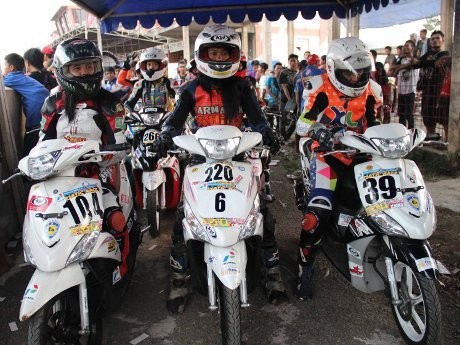 Ada Pebalap Wanita di One Make Race Yamaha Mio J Ada Pebalap Wanita di One Make Race Yamaha Mio J