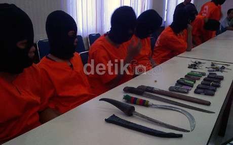 Klewang Paksa Anggota Geng Praktikkan Seks Bebas Klewang Paksa Anggota Geng Praktikkan Seks Bebas