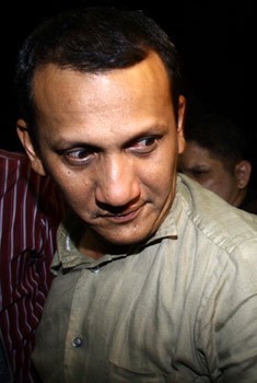 Bupati Mandailing Natal dan 2 Tas Hitam Tiba di KPK Bupati Mandailing Natal dan 2 Tas Hitam Tiba di KPK