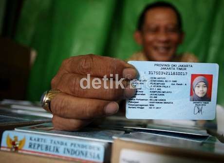 Komisi II DPR Panggil Mendagri Bahas Kontroversi e-KTP Komisi II DPR Panggil Mendagri Bahas Kontroversi e-KTP