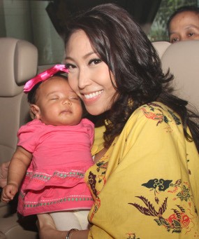 Anak Umur 2 Bulan, Ayu Dewi Punya Teman Ngobrol Anak Umur 2 Bulan, Ayu Dewi Punya Teman Ngobrol