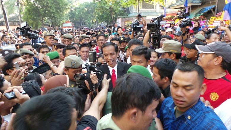 Usai Melantik Wali Kota Jakbar, Jokowi dan Istri Keliling Rusun Angke Usai Melantik Wali Kota Jakbar, Jokowi dan Istri Keliling Rusun Angke