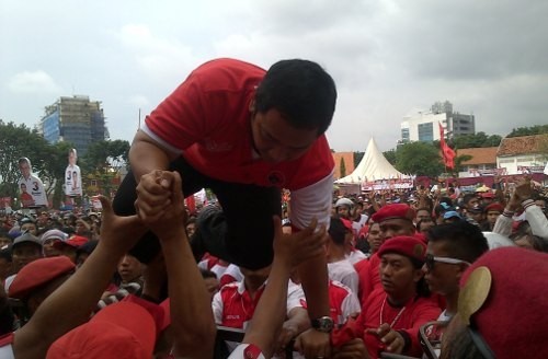 Massa Kampanye Ganjar-Heru Saling Lempar, Plt Walkot Semarang Lompat Pagar Massa Kampanye Ganjar-Heru Saling Lempar, Plt Walkot Semarang Lompat Pagar